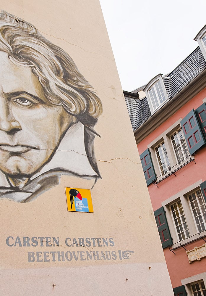 Für zahlreiche Besucher aus dem In- und Ausland ist das Geburts- und Wohnhaus Ludwig van Beethovens das Wahrzeichen Bonns. Im Haus des Komponisten in der Bonngasse 20 ist ein Großteil der erhaltenen Beethoven-Erinnerungsstücke im Original zu sehen.