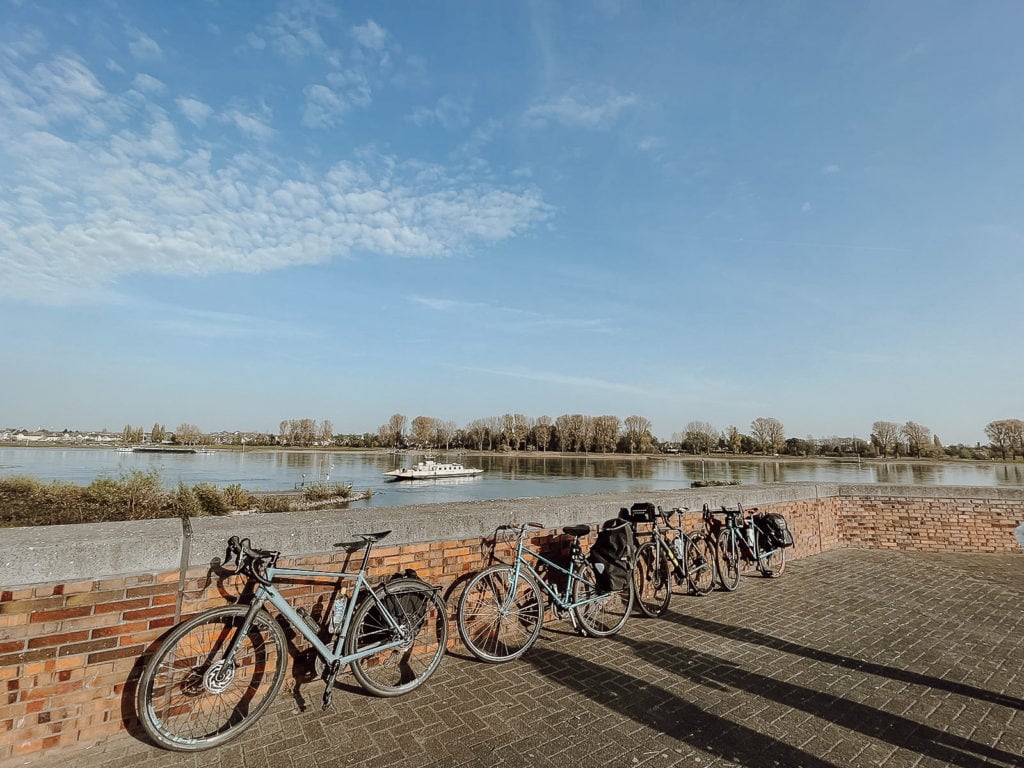 Fahrräder lehnen an Mauer vor Rheinufer in Langel am Rhein