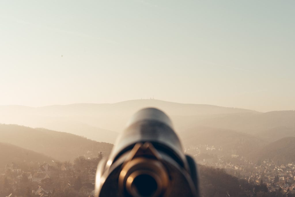 Aussicht mit Fernglas auf den Harz Nationalpark