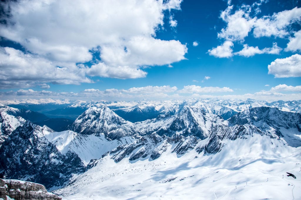 Ausblick auf die verschneite Zugspitze in Garmisch-Patenkirchen, wo eins der besten Skigebiete in Deutschland liegt