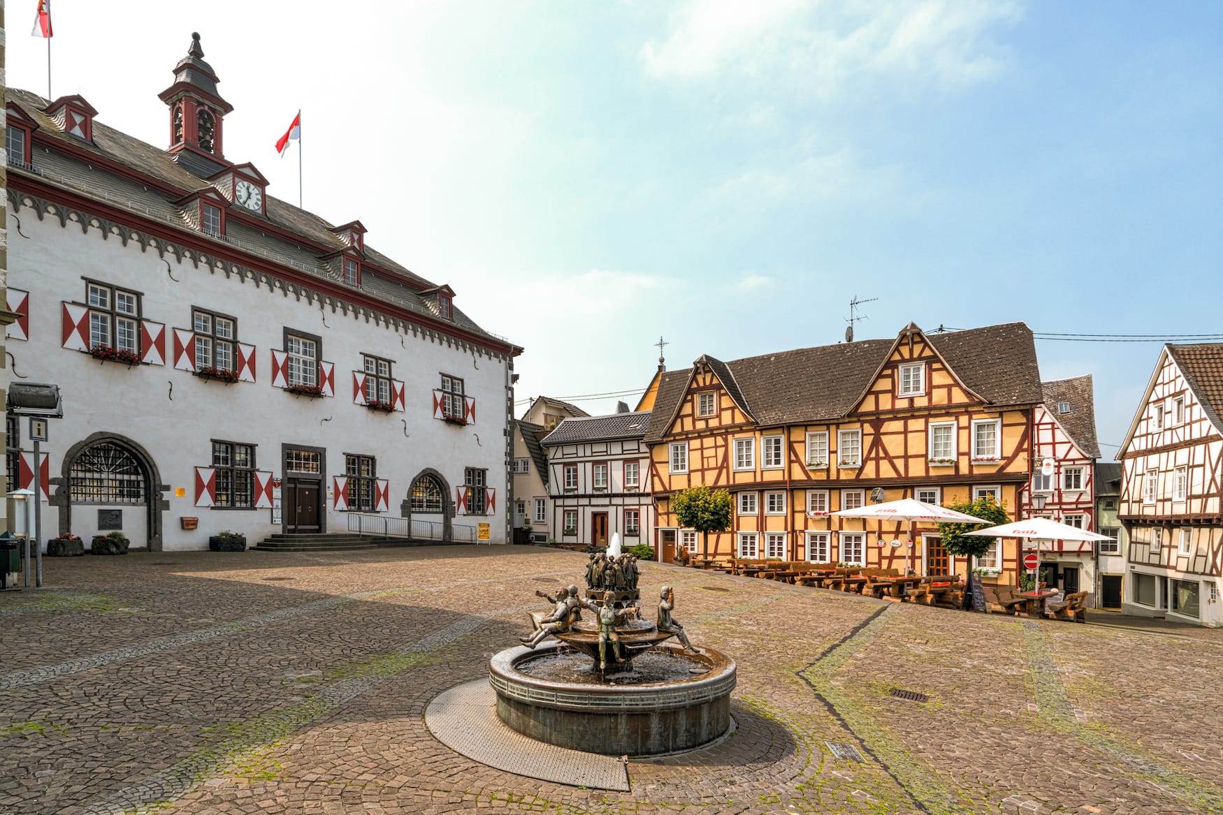 Leerer Marktplatz mit bunten Fachwerkhäusern in Linz am Rhein