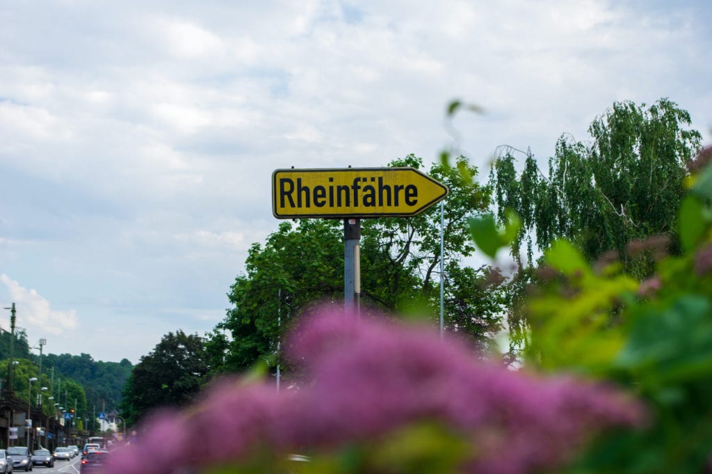 Rheinfähre-Schild in Linz, Deutschland