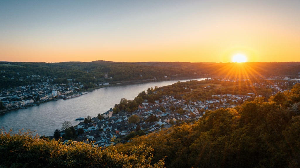 Sonnenuntergang von einer Aussichtsplattform auf das Rheintal 