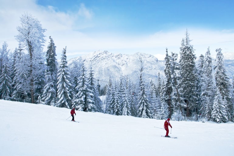 Zwei Skifahrer in deutschem Skigebiet