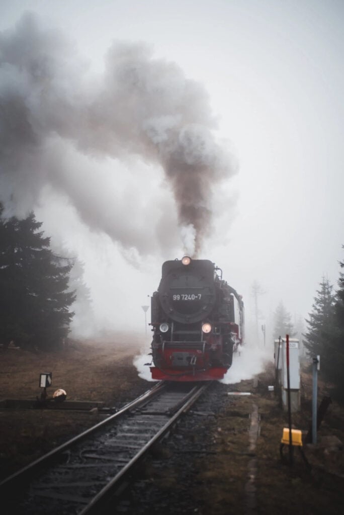 Harzer Schmalspurbahn fährt durch Nebel