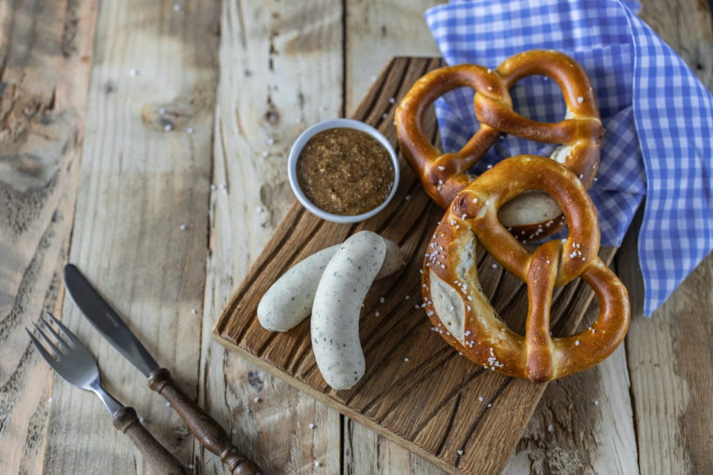 Brezel und Weißwürste auf einem Teller angerichtet