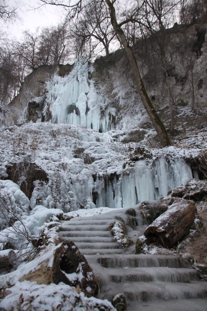 Im Winter in Baden-Württemberg lohnt sich ein Ausflug zu den Uracher Wasserfällen