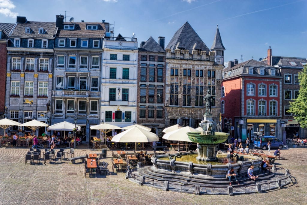Marktplatz mit Cafés und Restaurants in Aachen
