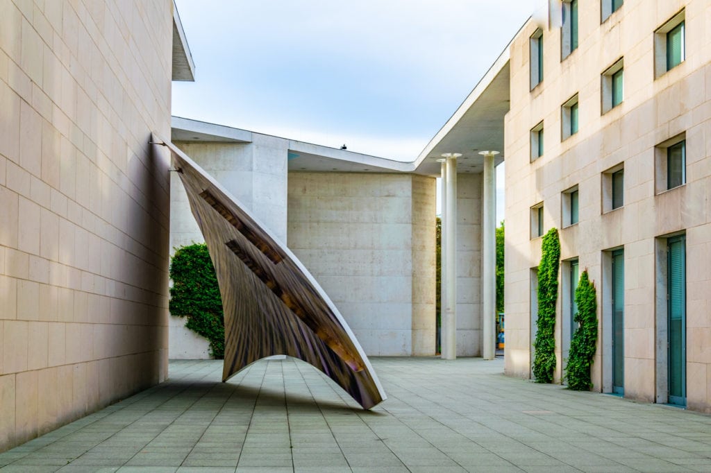 Sculpture in front of the Bundeskunsthalle in Bonn