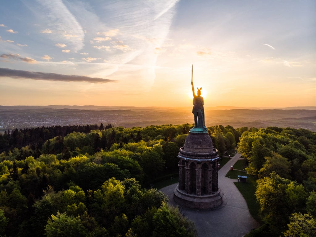 Hermannsdenkmal in Detmold bei Sonnenuntergang