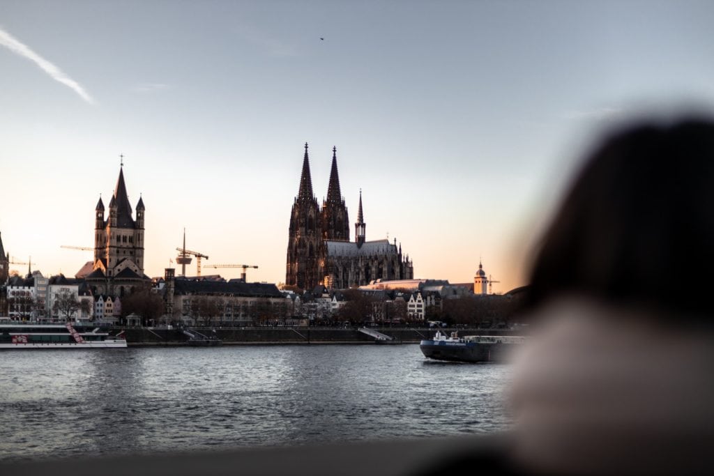 Sicht auf den Kölner Dom bei Sonnenuntergang