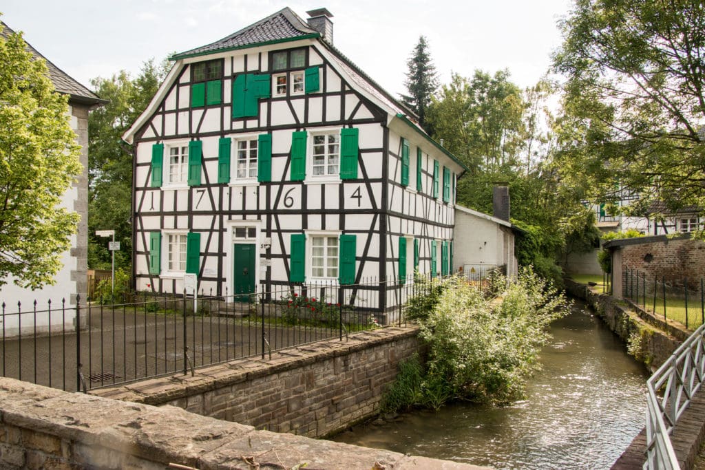 Fachwerkhaus im Neandertaler, auf einem Radweg in NRW