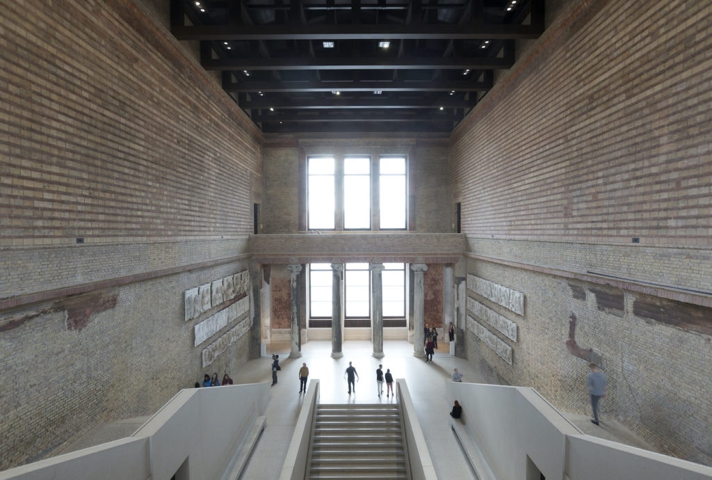 Menschen besuchen das Neue Museum Berlin, das zum Unesco-Welterbe zählt