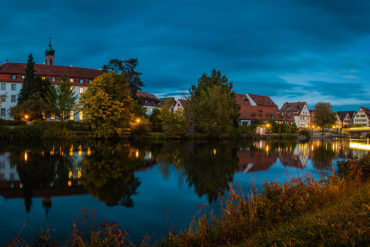 Rottenburg, eine Kleinstadt in Baden-Württemberg, am Abend