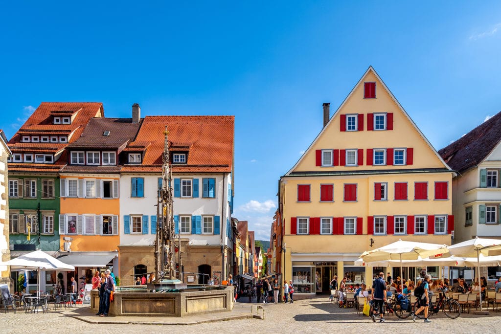 Marktplatz mit bunten Fachwerkhäusern in Rottenburg