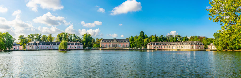 Schloss Benrath bei Düsseldorf an sonnigem Tag