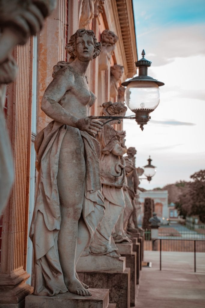 Figuren vor dem Schloss Sanssouci, Teil des Unesco-Weltkulturerbes