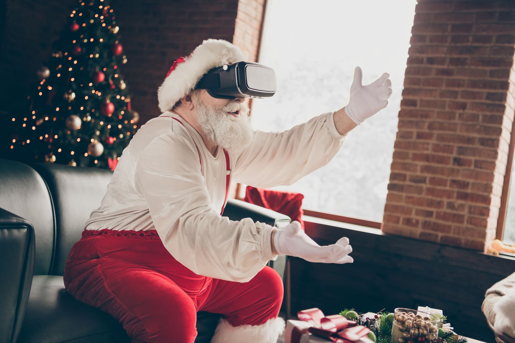 Weihnachtsmann mit VR-Brille besucht virtuelle Weihnachtsmärkte 2020