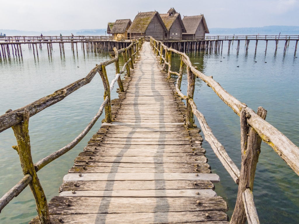 Langer Steg führt zu Bauten im Wasser