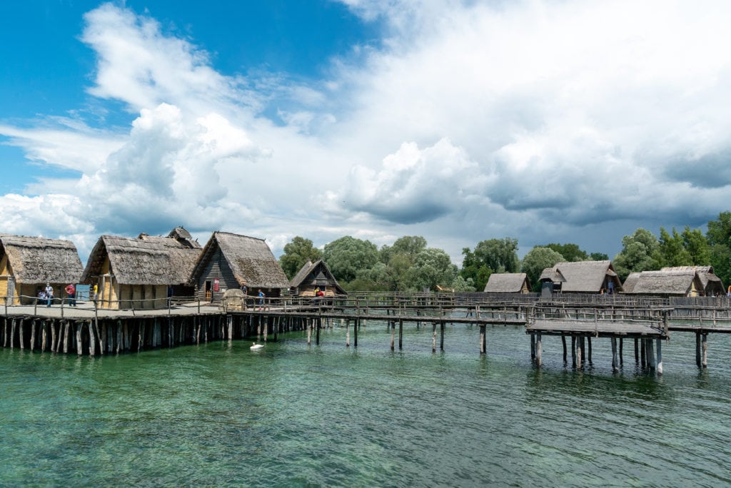 Pfahlbauten im türkisfarbenen Wasser des Bodensees