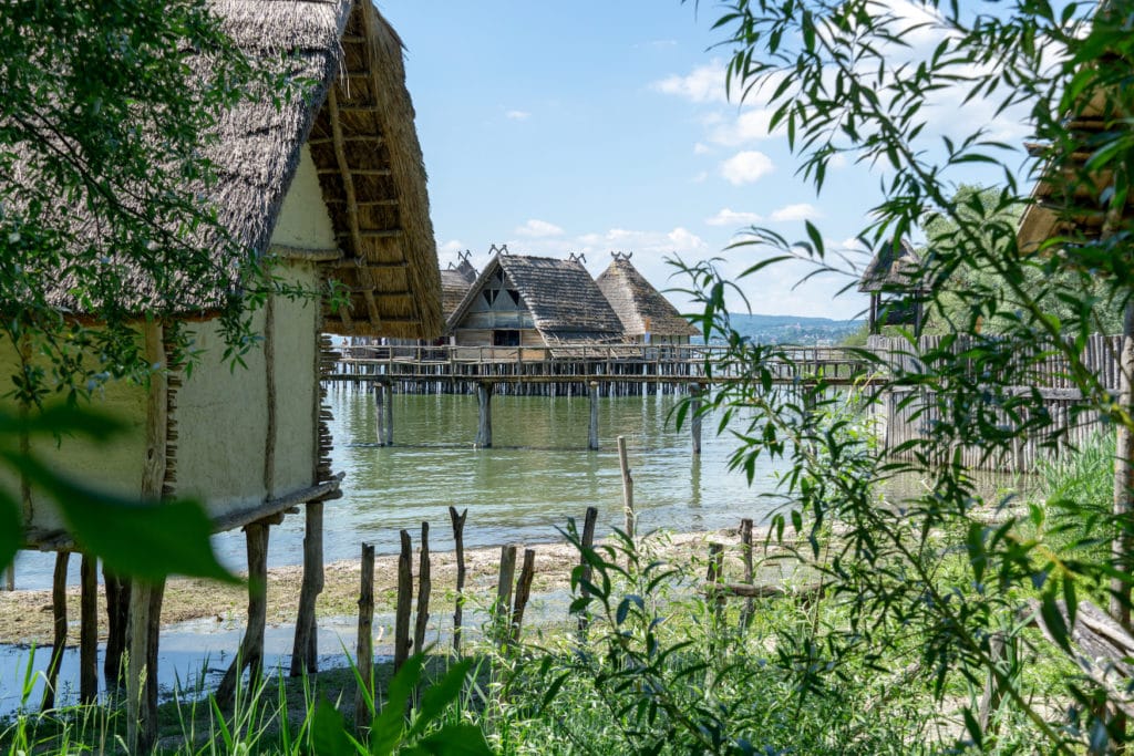 Pfahlbauten in Unteruhldingen liegen malerisch im Bodensee