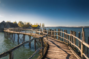 Steg führt zu den Pfahlbauten am Bodensee