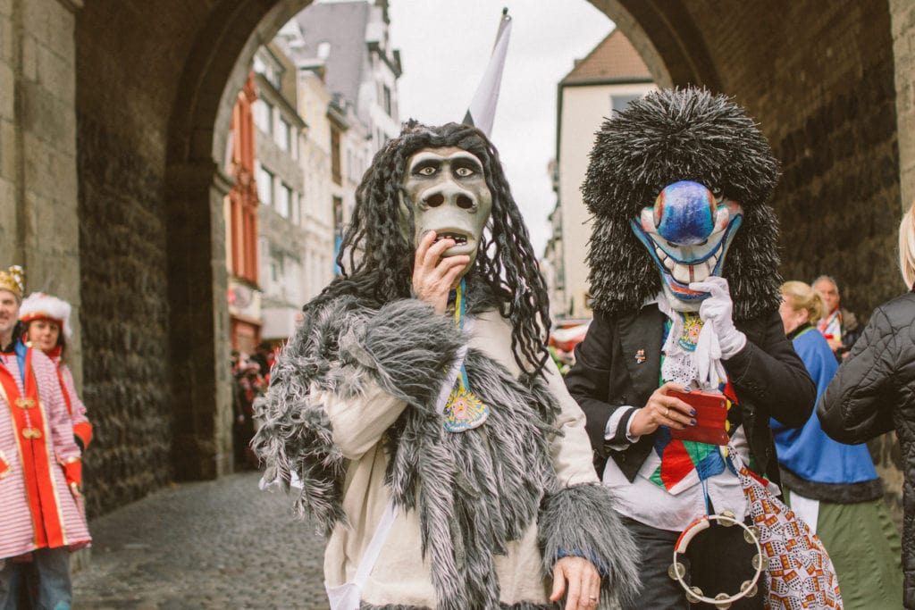 Als Monster verkleidete Menschen beim Kölner Karneval