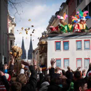 Rosenmontagszug zum Karneval in Köln