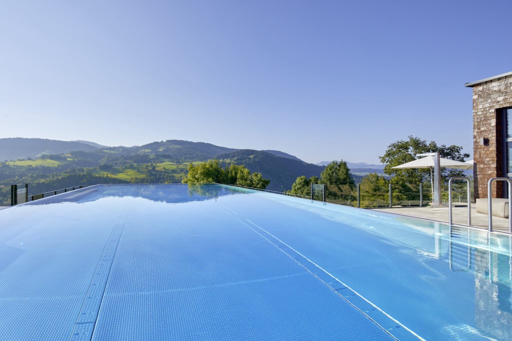 Infinity Pool über dem Panorama im Allgäu von Bergkristall Hotel