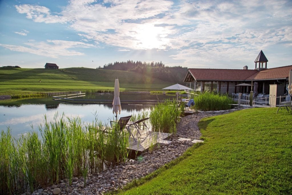 Haus am See im Allgäu mit Naturbadeteich