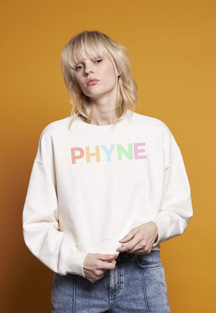Blondes Model trägt Sweatshirt mit der Aufschrift PHYNE