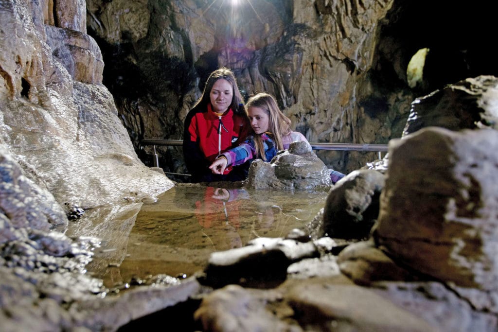 Zwei Mädchen bestaunen die Charlottenhöhle in Giengen an der Brenz