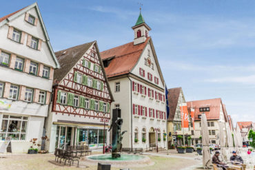 Platz mit Brunnen in der Stadt Giengen an der Brenz