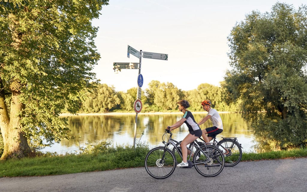 Zwei Fahrradfahrer unterwegs an der Isar bei München
