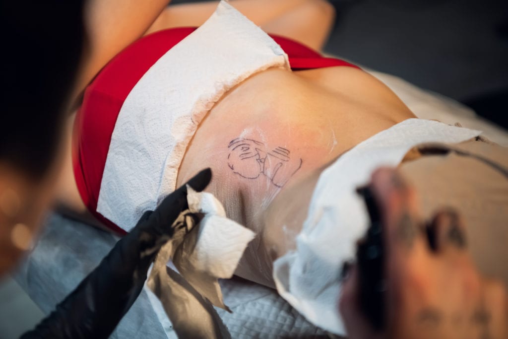 Gerötetes Tattoo direkt nach dem Stechen in Tattoo Studio in Deutschland