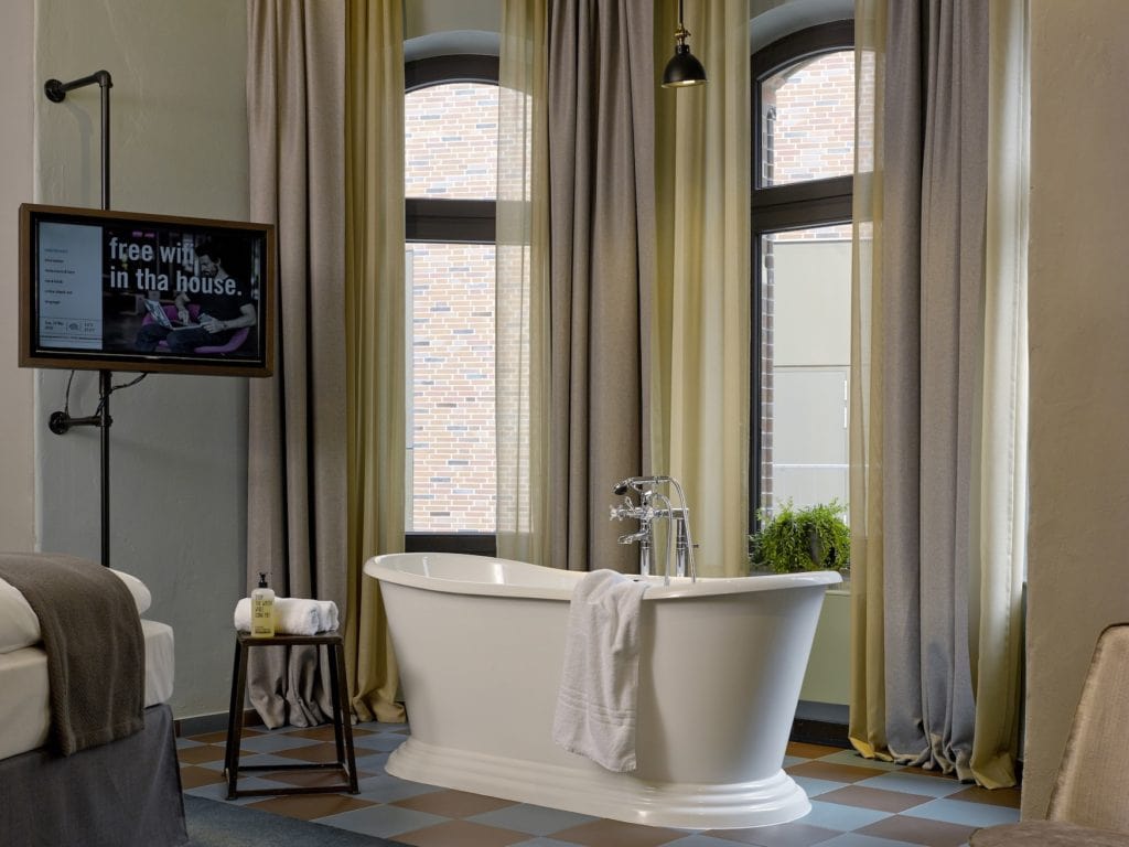 Freistehende Badewanne im durch designten Hotelzimmer des 25hours Altes Hafenamt in Hamburg