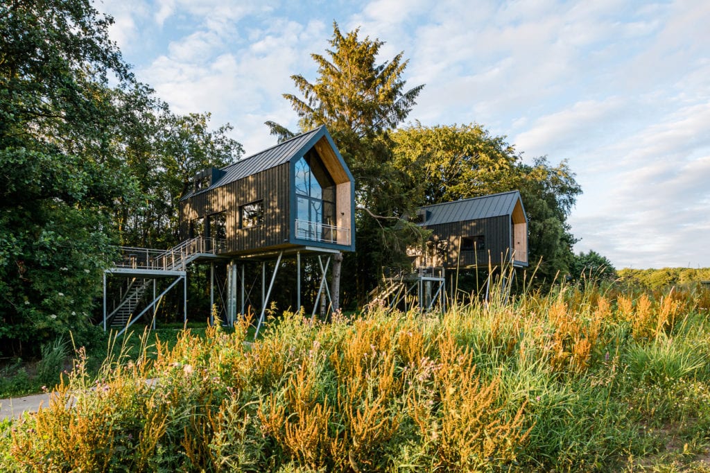 Die Baumhäuser der Lütetsburg Lodges in Niedersachsen zählen zu den schönsten Design Unterkünften in Deutschland