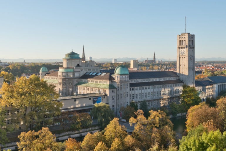 Deutsches Museum in München von außen an einem Herbsttag