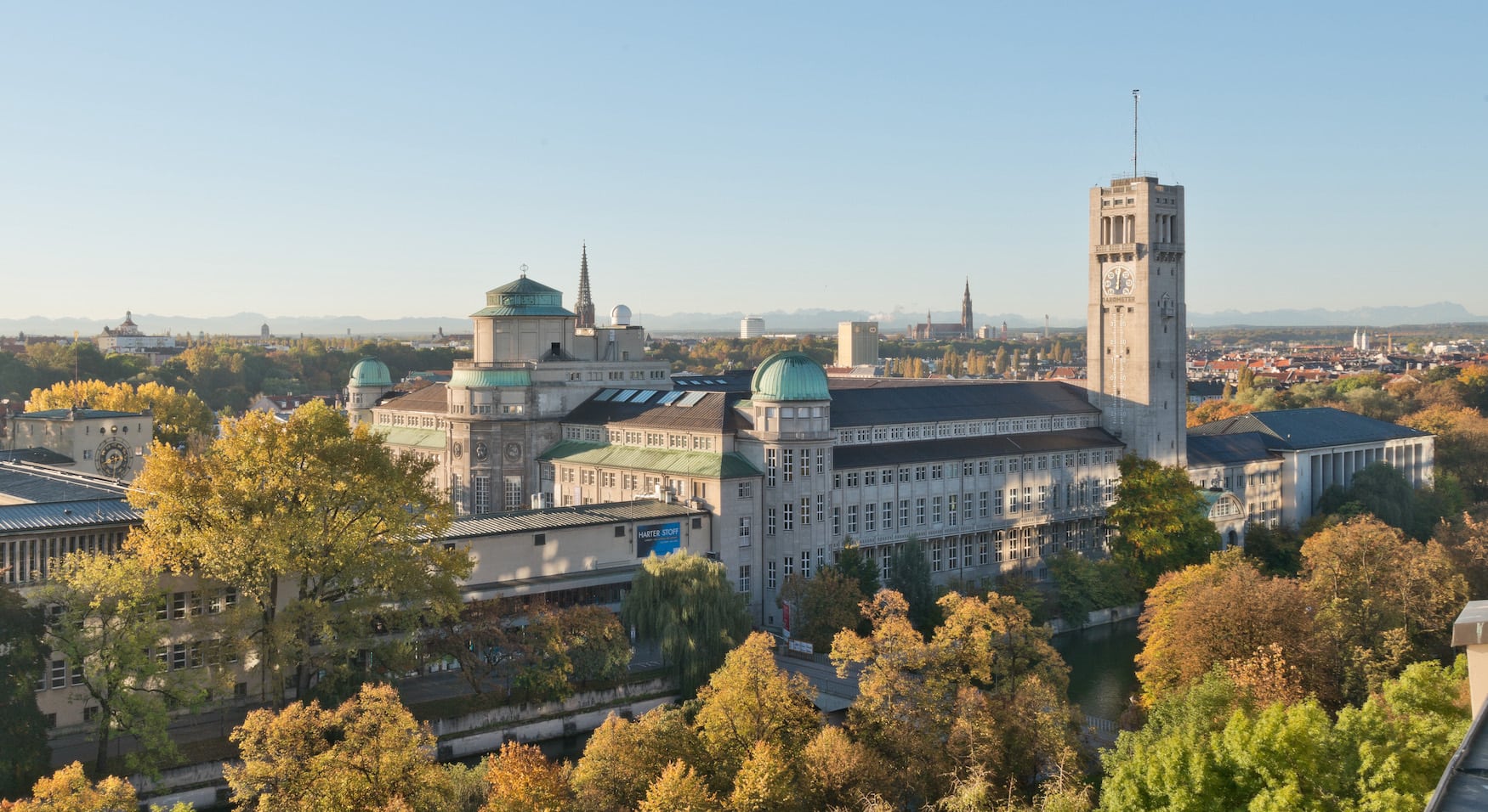 Deutsches Museum in München von außen an einem Herbsttag