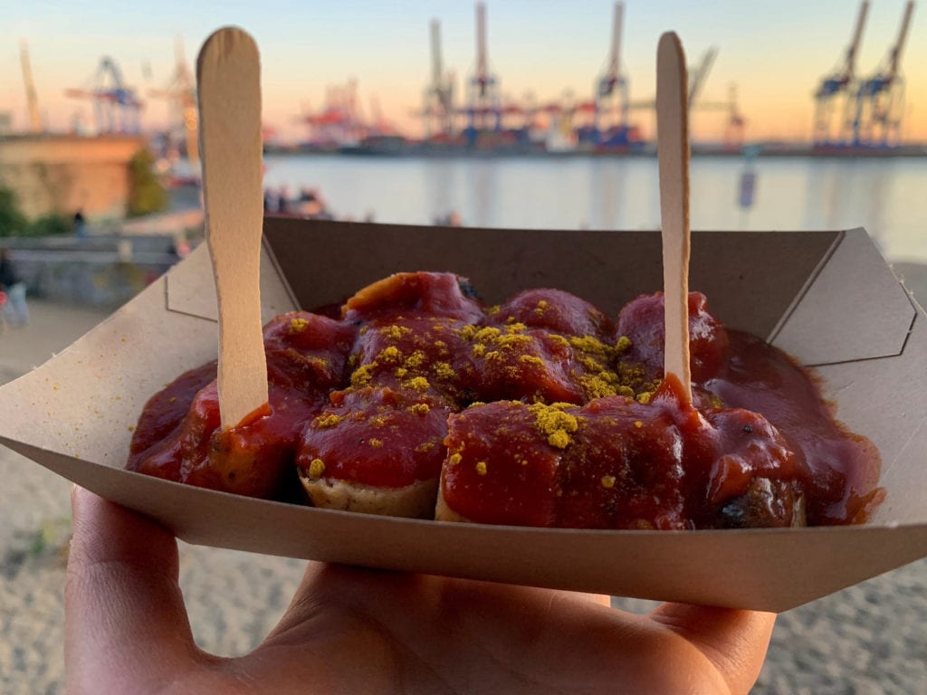 Eine Currywurst nahe des Hamburger Hafens zu essen ist nicht unbedingt ein Hamburg Insider Tipps, gehört trotzdem zu jedem Besuch dazu