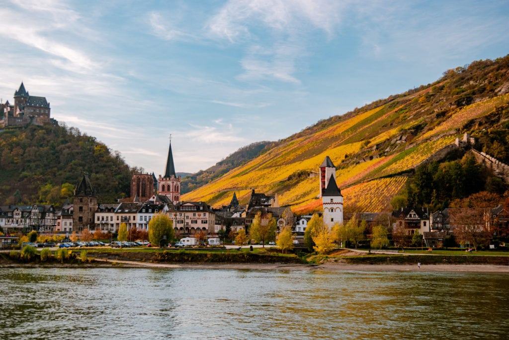 Flusskreuzfahrt auf dem Rhein im Mittelrheintal, im Hintergrund Burgen und Weinberge