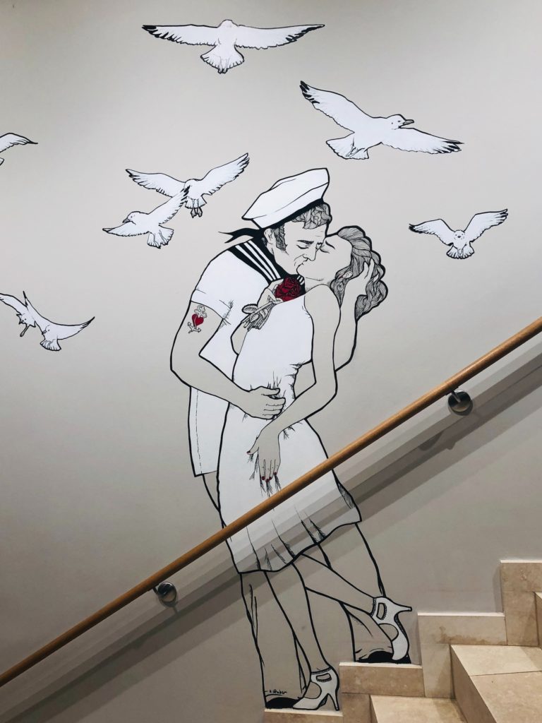 Street-Art in Hamburg mit zwei sich küssenden Menschen, ein Matrose und eine Frau