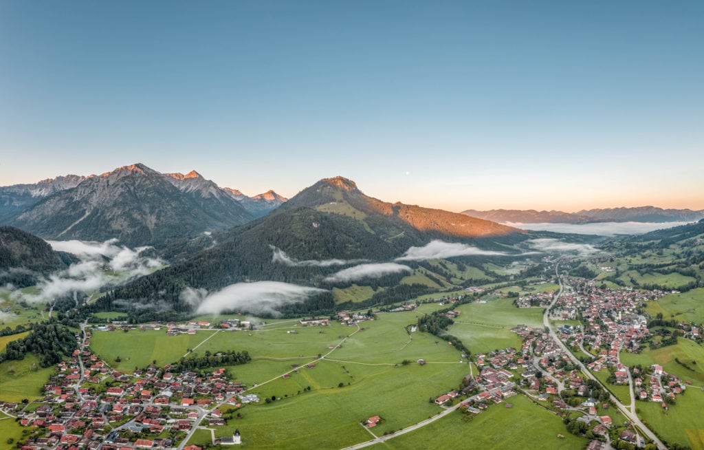 Panoramablick über Alpendorf auf einem der längsten Fernwanderwege in Deutschland