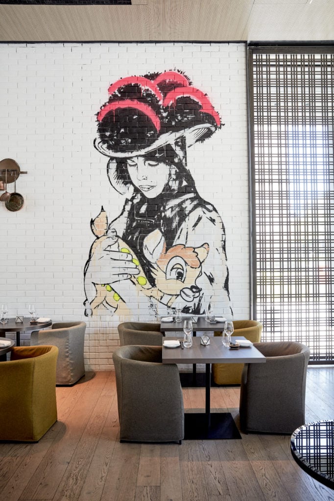 Graffiti an der Wand des Restaurants Moriki in einem Designhotel in Deutschland