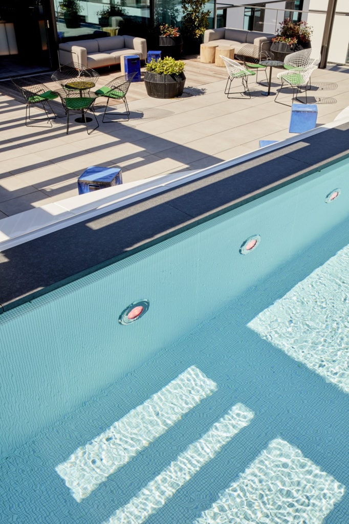 Rooftop-Pool in einem Designhotel in Deutschland