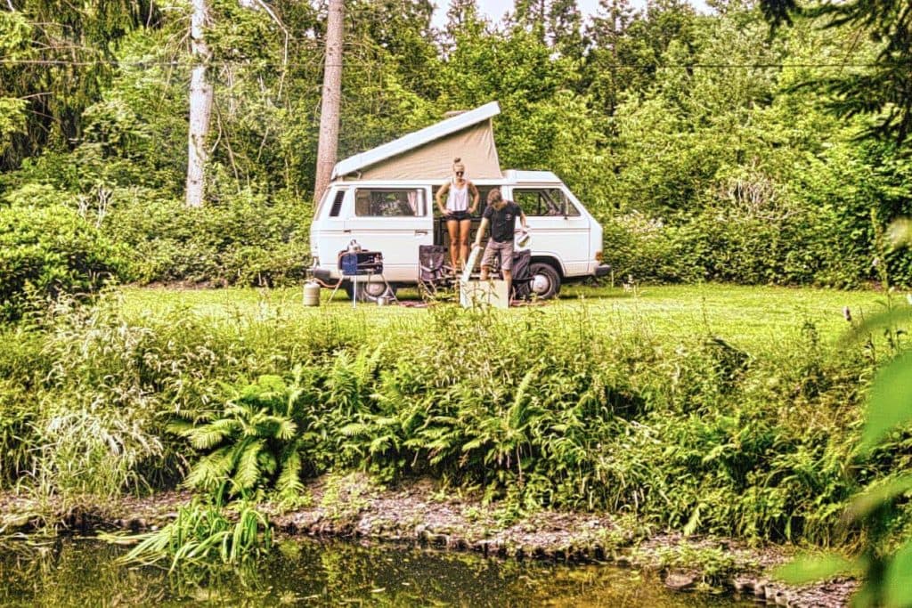 Stadt Land Bus Camping: Junges Pärchen campt in freier Natur