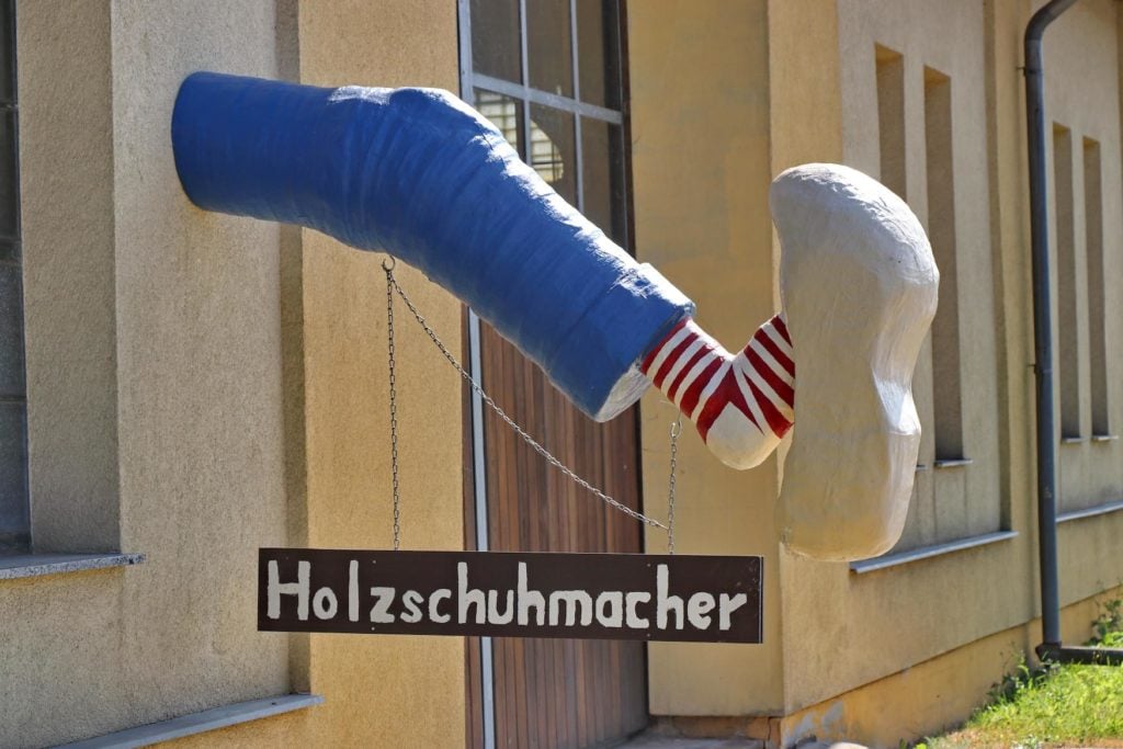 Holzschuhmacher-Schild in Calau, Deutschland