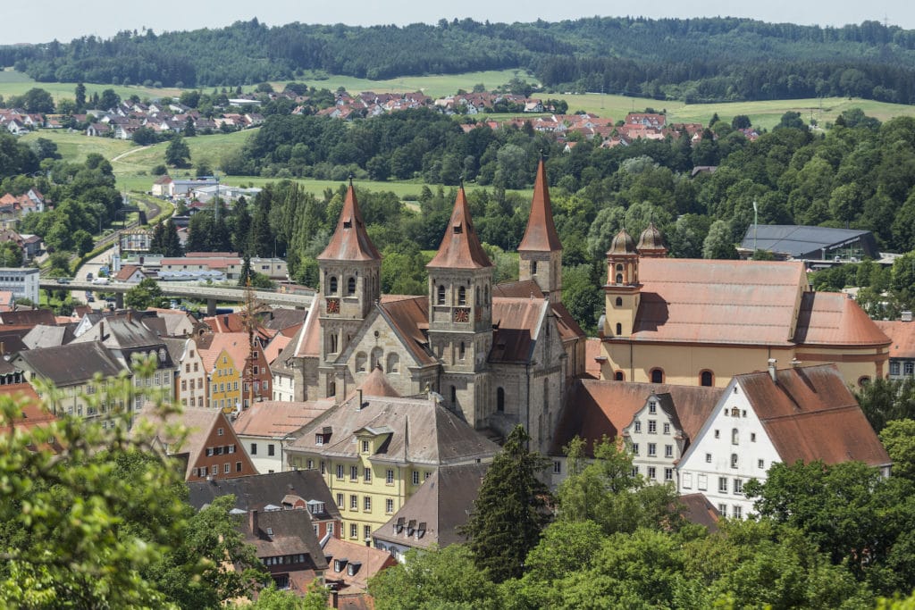 Aussicht auf Kirchentüre in der Stadt Ellwangen