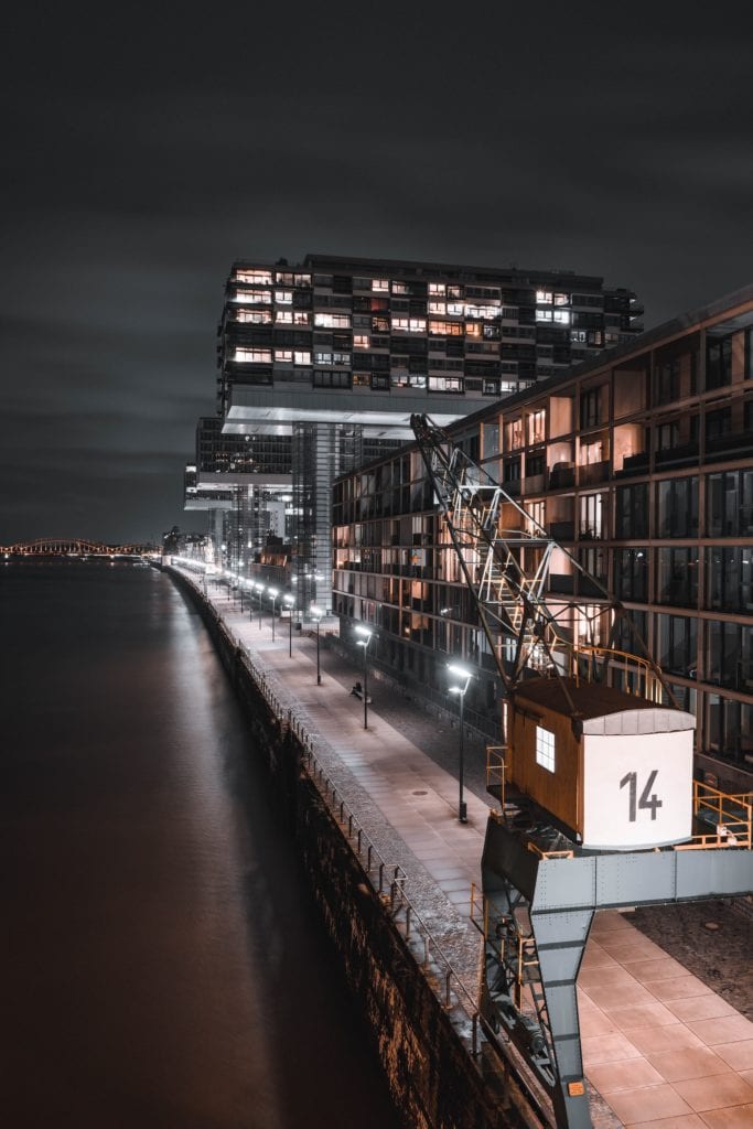 Kranhäuser im Kölner Rheinauhafen bei Nacht