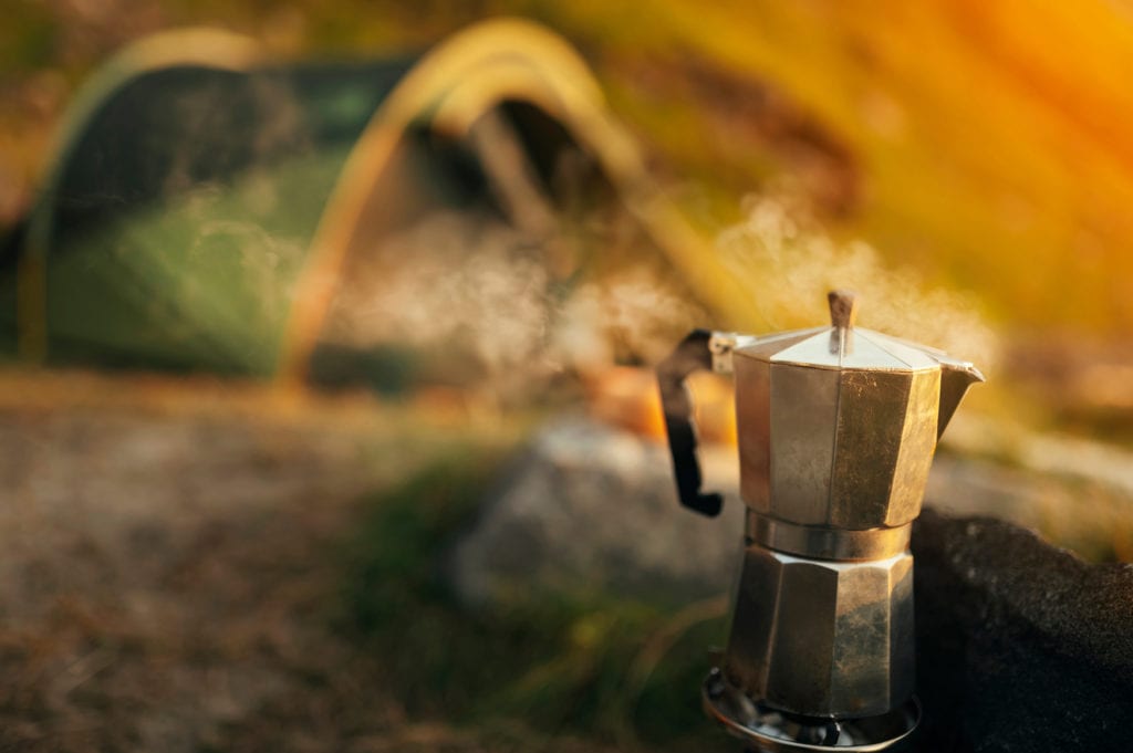 Espressokocher kocht auf Campingplatz